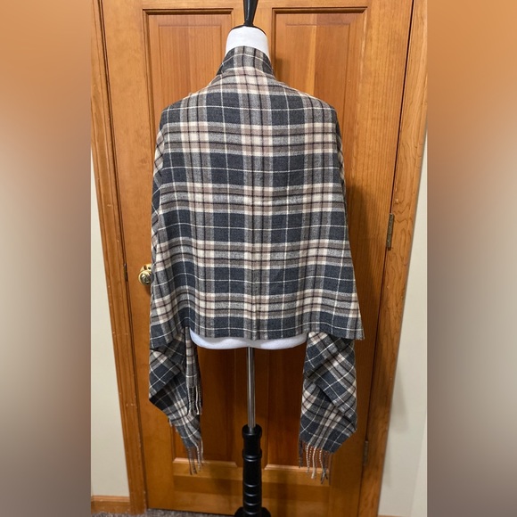NWOT Versatile Plaid Scarf or Shawl - Picture 2 of 2